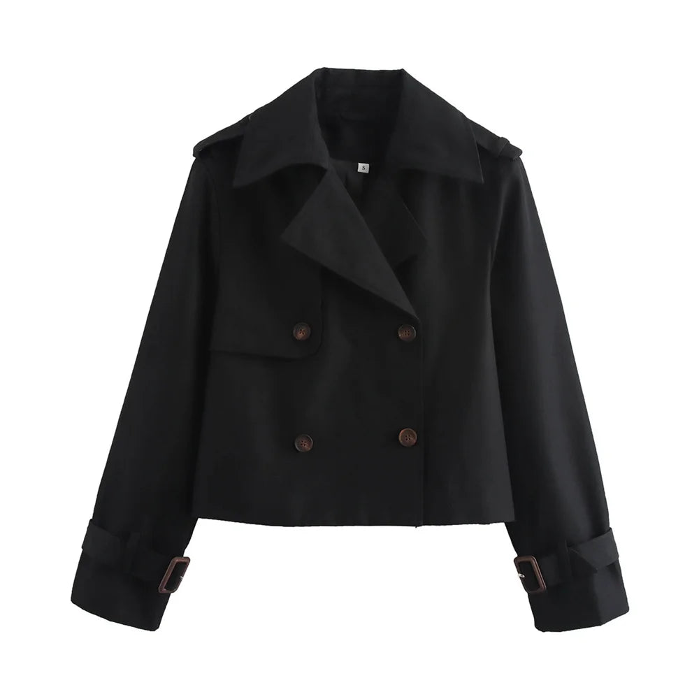 Diseño vintage renovado: La elegancia de la gabardina tradicional en un estilo corto y atrevido.