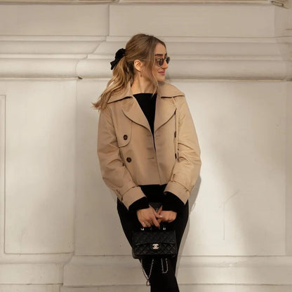Diseño vintage renovado: La elegancia de la gabardina tradicional en un estilo corto y atrevido.