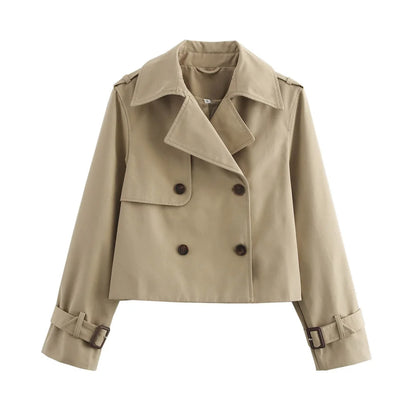 Diseño vintage renovado: La elegancia de la gabardina tradicional en un estilo corto y atrevido.