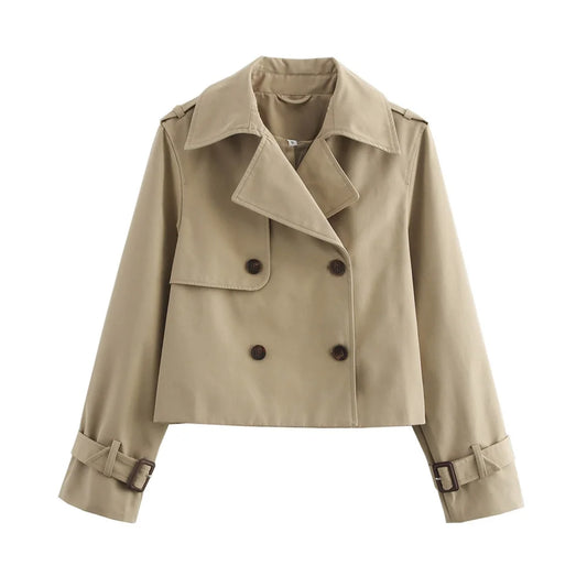 Diseño vintage renovado: La elegancia de la gabardina tradicional en un estilo corto y atrevido.