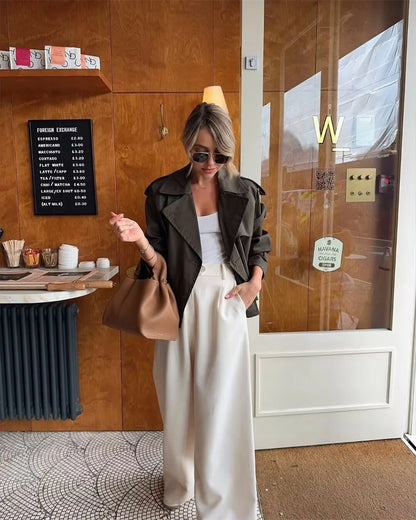 Diseño vintage renovado: La elegancia de la gabardina tradicional en un estilo corto y atrevido.