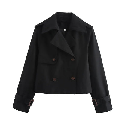 Diseño vintage renovado: La elegancia de la gabardina tradicional en un estilo corto y atrevido.
