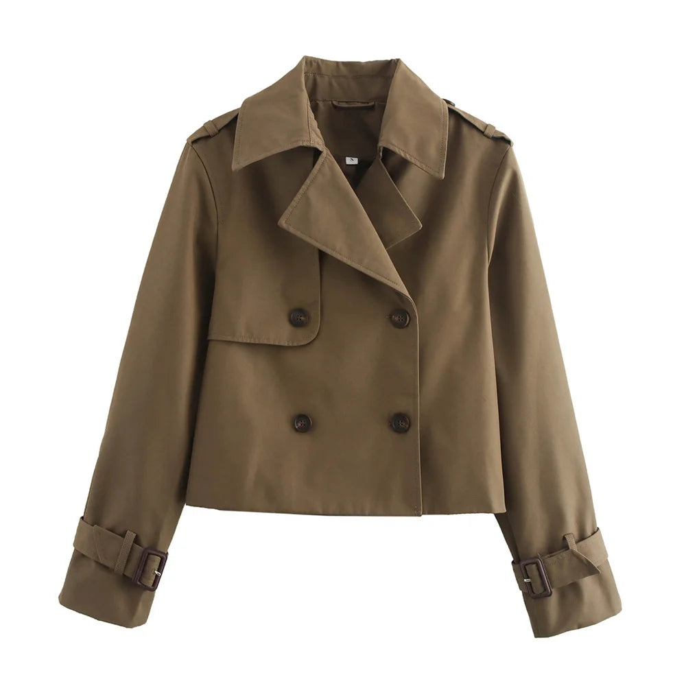 Diseño vintage renovado: La elegancia de la gabardina tradicional en un estilo corto y atrevido.