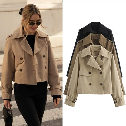 Diseño vintage renovado: La elegancia de la gabardina tradicional en un estilo corto y atrevido.